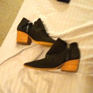 Vince Camuto sz 6 booties